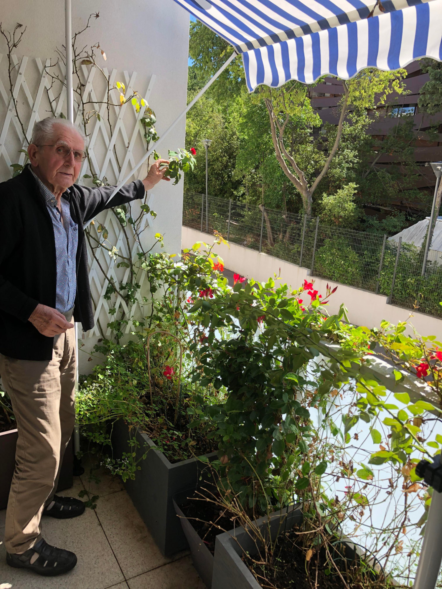 Résident sur sa terrasse du Flaugergues, résidence services seniors à Montpellier, qui jardine