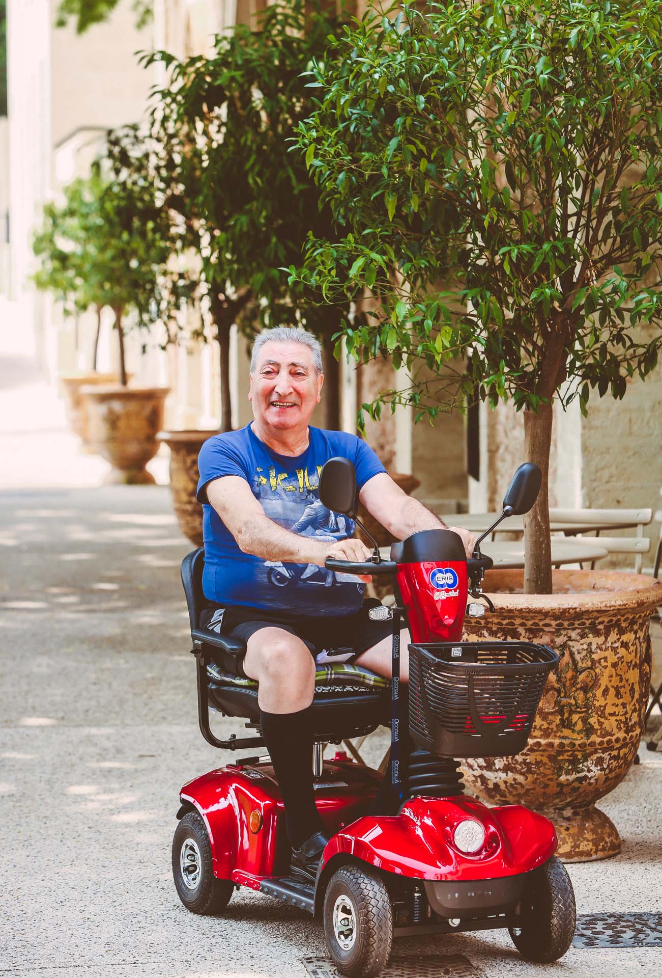 Homme senior en résidence seniors à Montpellier, accessibilité