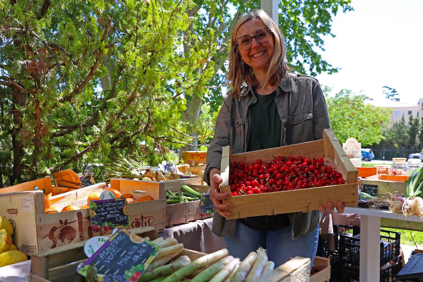 Stand de la camionnette tenu par Cécile qui propose des fruits et légumes locaux et de saison