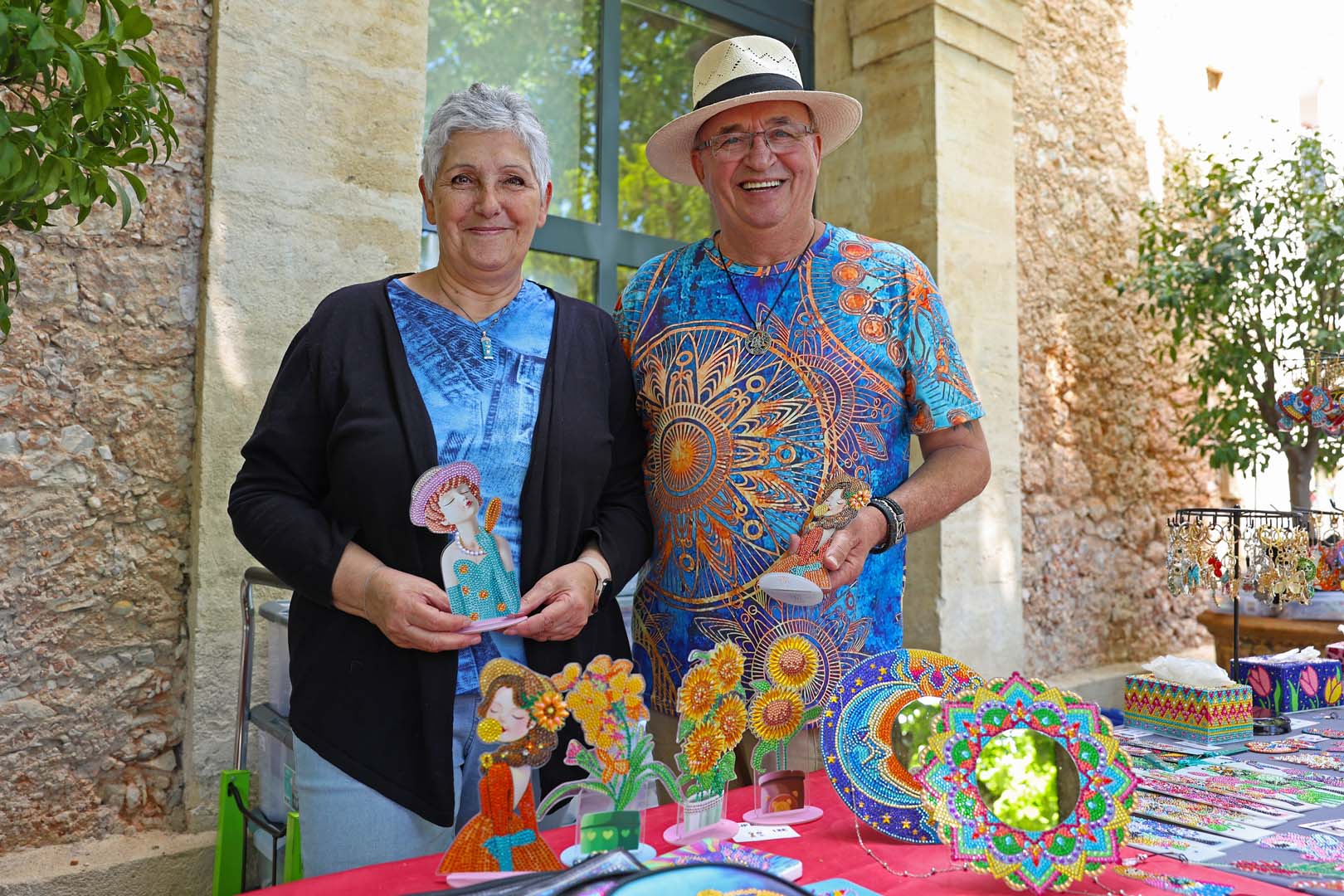 Esther et Joe proposent des parfums et des bougies aux résidents pendant la Guinguette