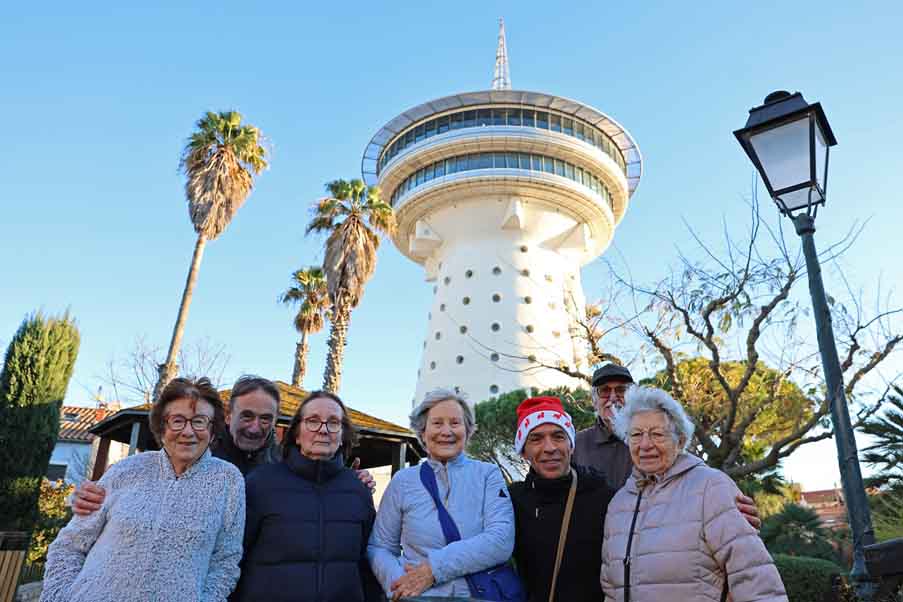 Les résidents Occitalia pose devant le phare de Palavas lors d'une sortie organisée par la résidence