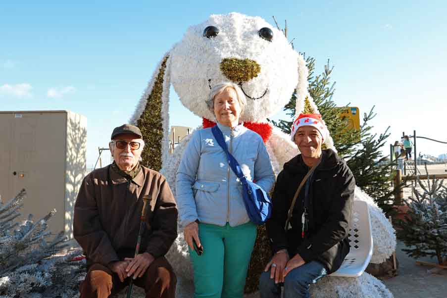 Pose des résidents Occitalia devant le lapin du marché de Palavas