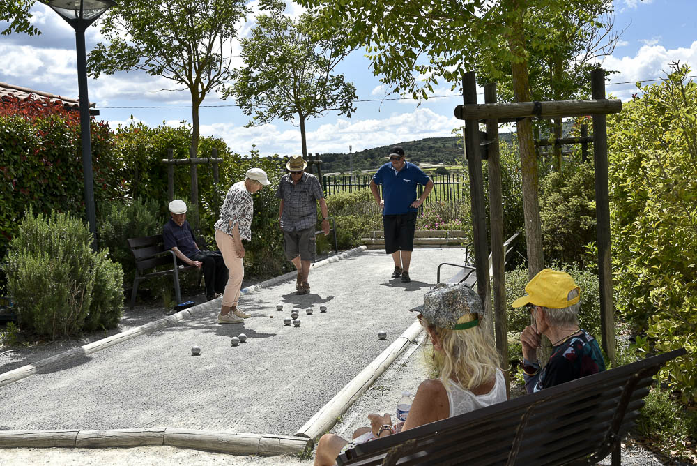 Partie de pétanque en résidence seniors Occitalia à Montpellier